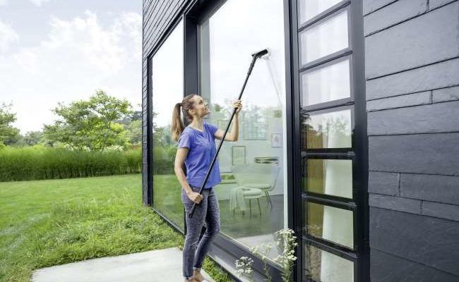 nettoyer des vitres avec un nettoyeur à vapeur