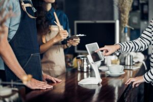 Comment la technologie transfigure l’expérience culinaire du restaurant du futur