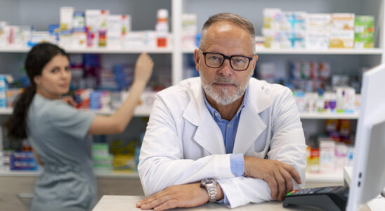 Regroupement d'officines : Maîtriser le transfert de licence et la fusion des équipes