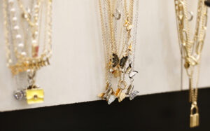 Tendances bijoux de Noël 2025 : le guide des pierres fines et précieuses à offrir